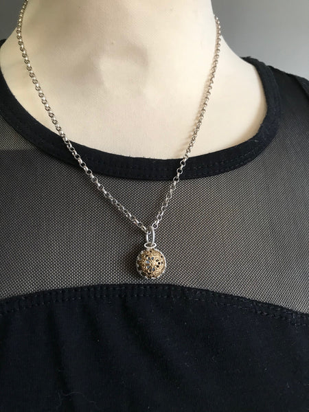 Small filigree pendant and chain